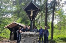 Ein neues Dach für die Unterstellhütte beim Waldwiesmarterl