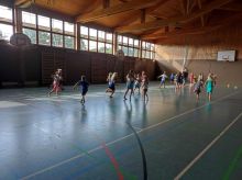 Viele Tänzer bei der Kinderdisco